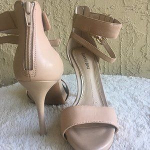 Gianni Bini nude heels size 7